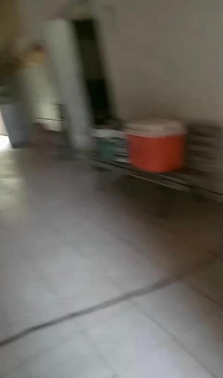 een wazig beeld van een tafel in een kamer bij Casa de sítio in Aquiraz