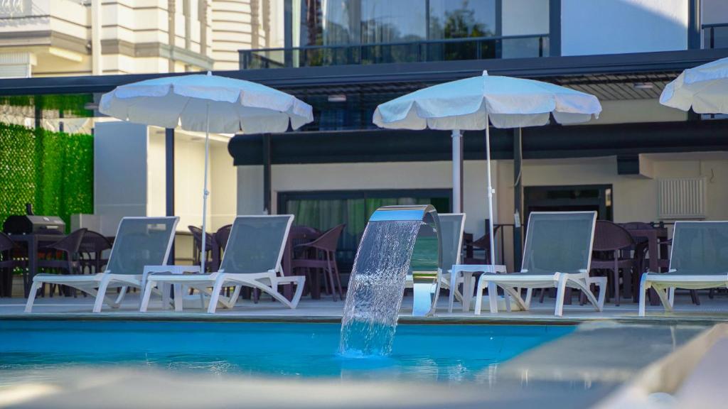 Bazén v ubytování Blue Serenity Hotel nebo v jeho okolí