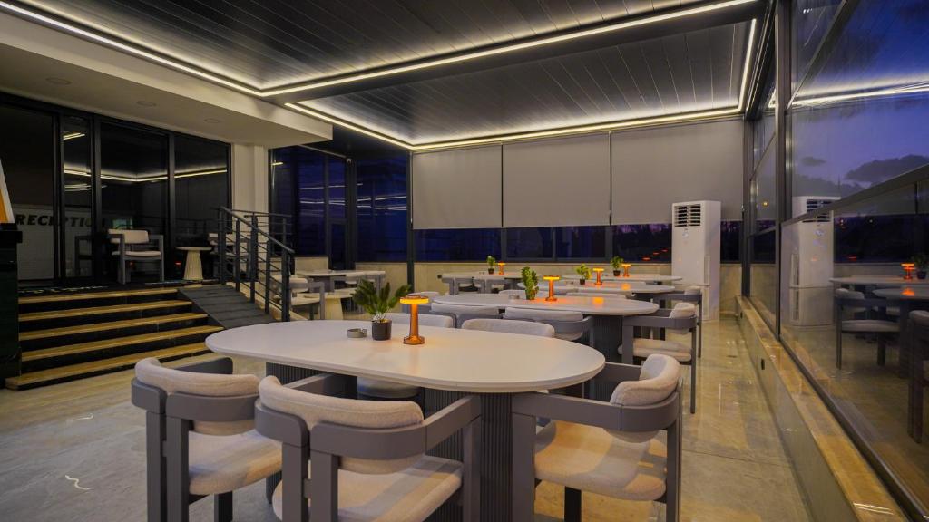 Restaurace v ubytování Blue Serenity Hotel
