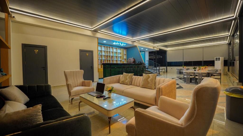 Posezení v ubytování Blue Serenity Hotel