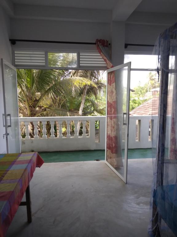 Balcone o terrazza di SunRay Rest - Beach View Homestay