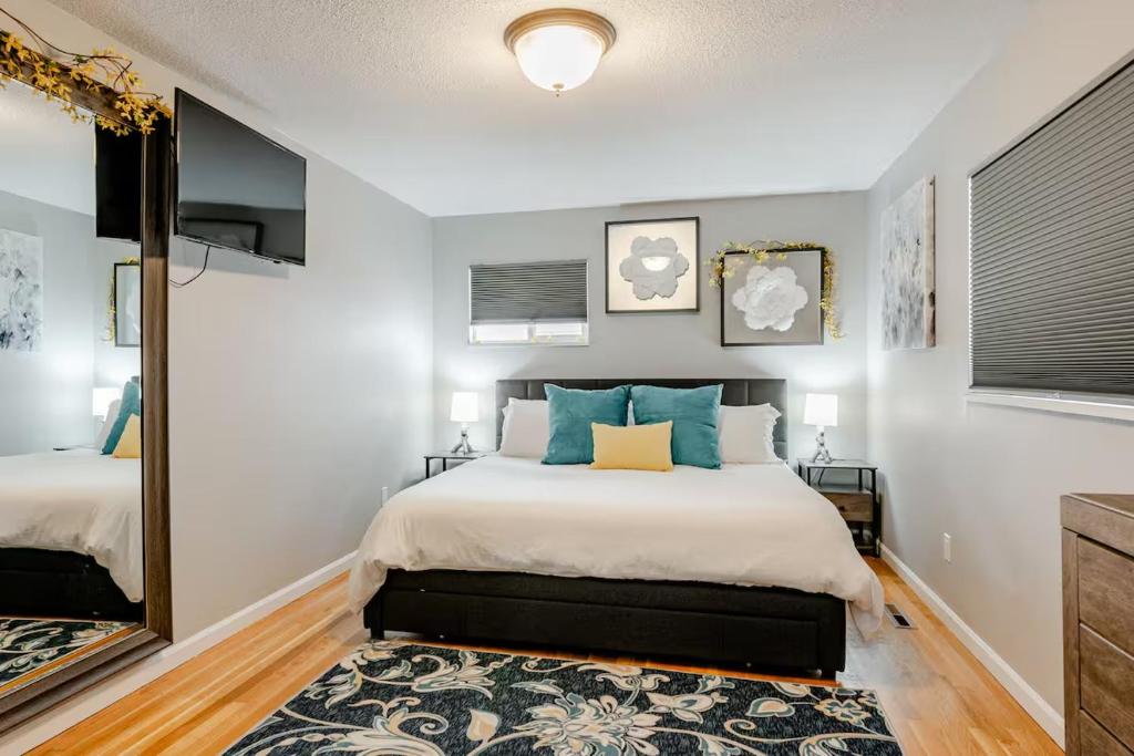 Ένα ή περισσότερα κρεβάτια σε δωμάτιο στο 4 Bedrooms and 5 Beds with Game Room Only 5 min Drive to College and Perfect for Family's