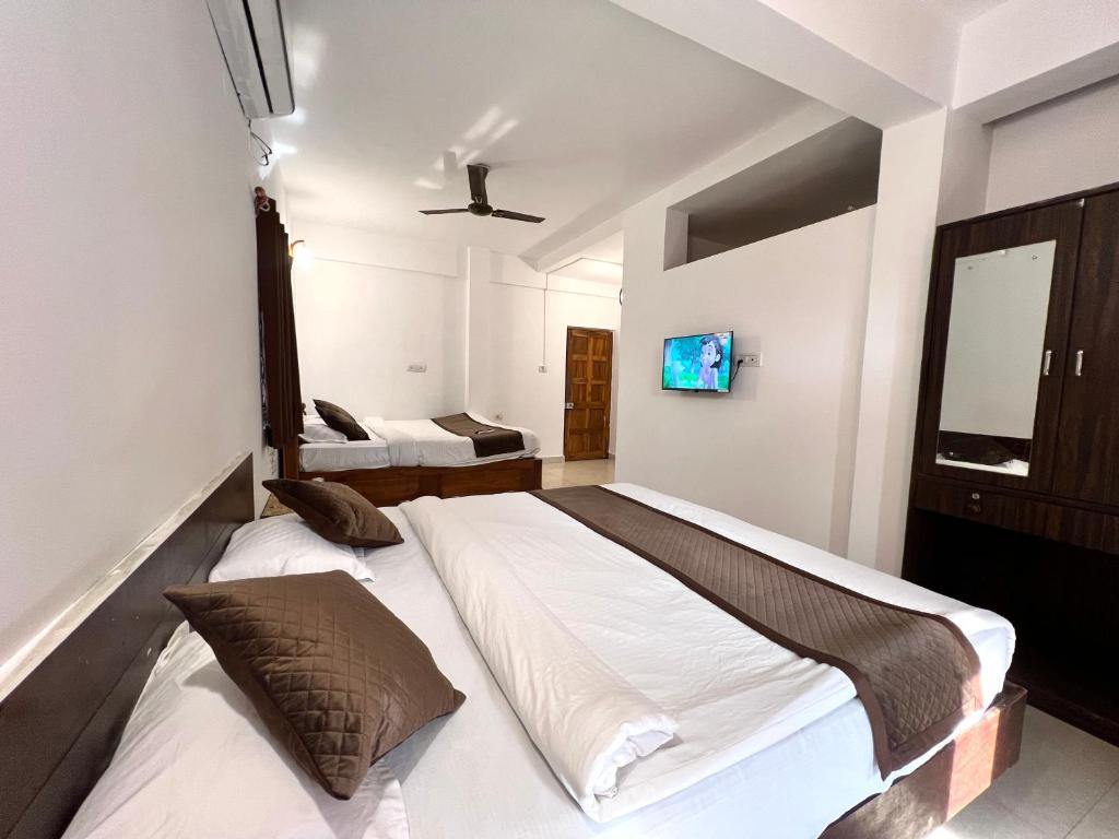 Postel nebo postele na pokoji v ubytování Aura rooms & swimming pool, calangute