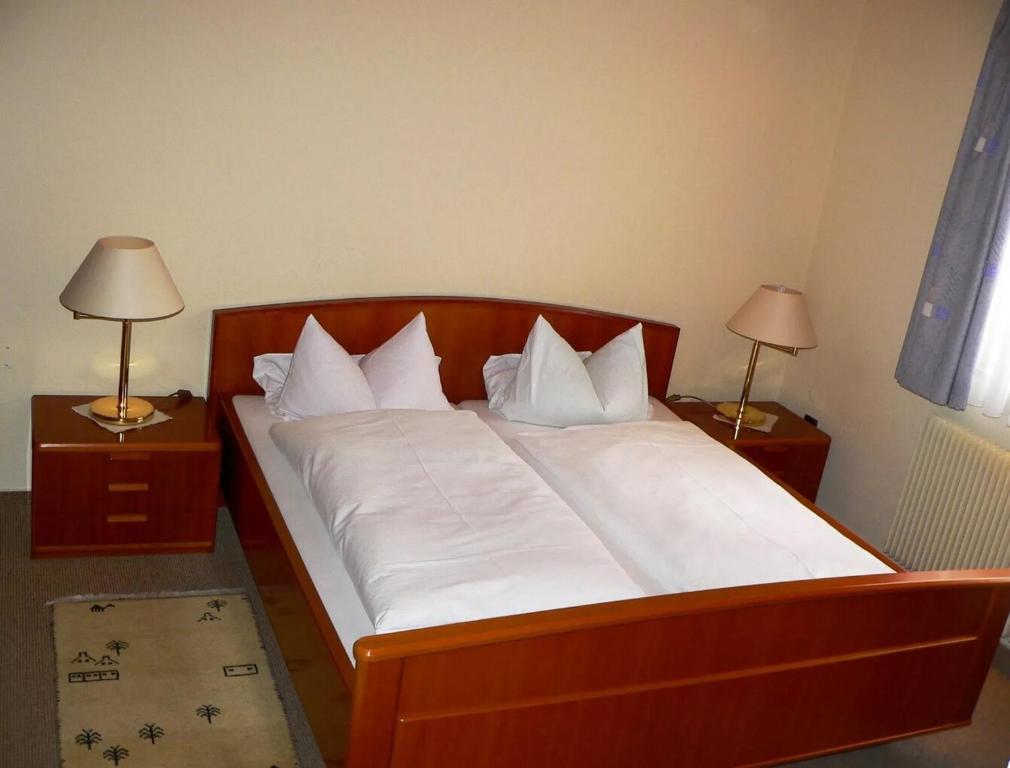 Postel nebo postele na pokoji v ubytování Hotel Stern