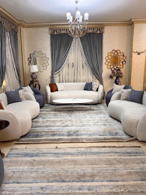 - un salon avec deux canapés et un grand tapis dans l'établissement فيلا فرش فندقي في الشيخ زايد رقم الهاتف صفر صفر اتنين صفر واحد واحد صفر اتنين أربعه ثلاثه صفر 222, à Sheikh Zayed