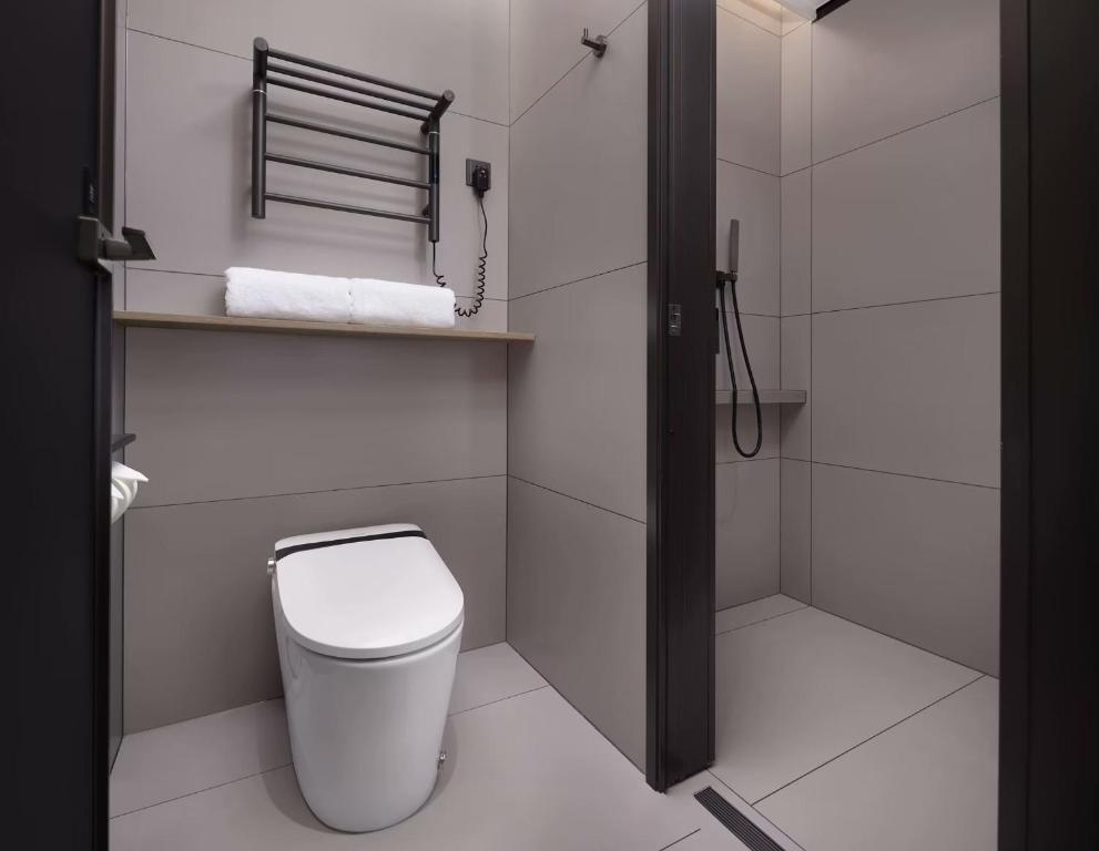Koupelna v ubytování Wenzhou wumajie all-weather hotel shamao river branch - located in the city center pedestrian street with breakfast coffee afternoon tea free laundry drying service free gym free daily necessities free wifi tourist attractions hotel recommendation