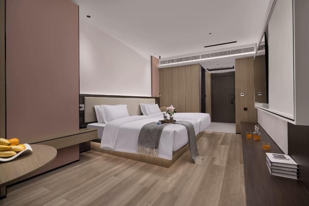 Postel nebo postele na pokoji v ubytování Wenzhou wumajie all-weather hotel shamao river branch - located in the city center pedestrian street with breakfast coffee afternoon tea free laundry drying service free gym free daily necessities free wifi tourist attractions hotel recommendation