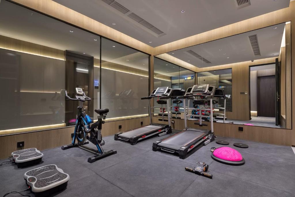 Fitness centrum a/nebo fitness zařízení v ubytování Wenzhou wumajie all-weather hotel shamao river branch - located in the city center pedestrian street with breakfast coffee afternoon tea free laundry drying service free gym free daily necessities free wifi tourist attractions hotel recommendation