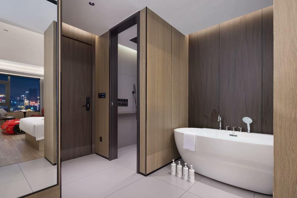 Koupelna v ubytování Wenzhou wumajie all-weather hotel shamao river branch - located in the city center pedestrian street with breakfast coffee afternoon tea free laundry drying service free gym free daily necessities free wifi tourist attractions hotel recommendation