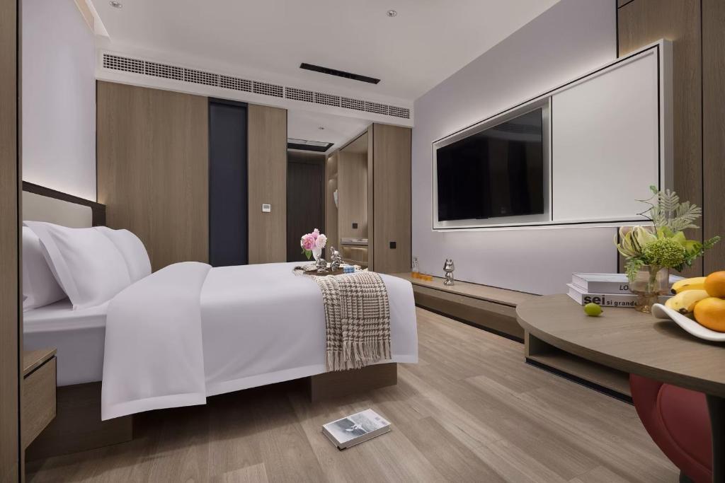 Postel nebo postele na pokoji v ubytování Wenzhou wumajie all-weather hotel shamao river branch - located in the city center pedestrian street with breakfast coffee afternoon tea free laundry drying service free gym free daily necessities free wifi tourist attractions hotel recommendation