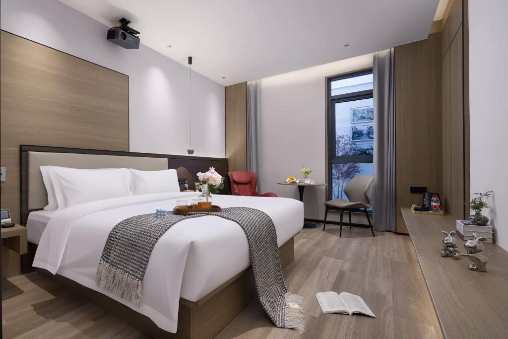 Postel nebo postele na pokoji v ubytování Wenzhou wumajie all-weather hotel shamao river branch - located in the city center pedestrian street with breakfast coffee afternoon tea free laundry drying service free gym free daily necessities free wifi tourist attractions hotel recommendation