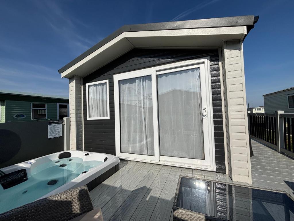 Balkoni atau teres di B9 - Sunnymede Fantasy Island - hot tub, pet friendly, WiFi, ramped veranda - Meadow Lakes Caravan & Lodge Hire
