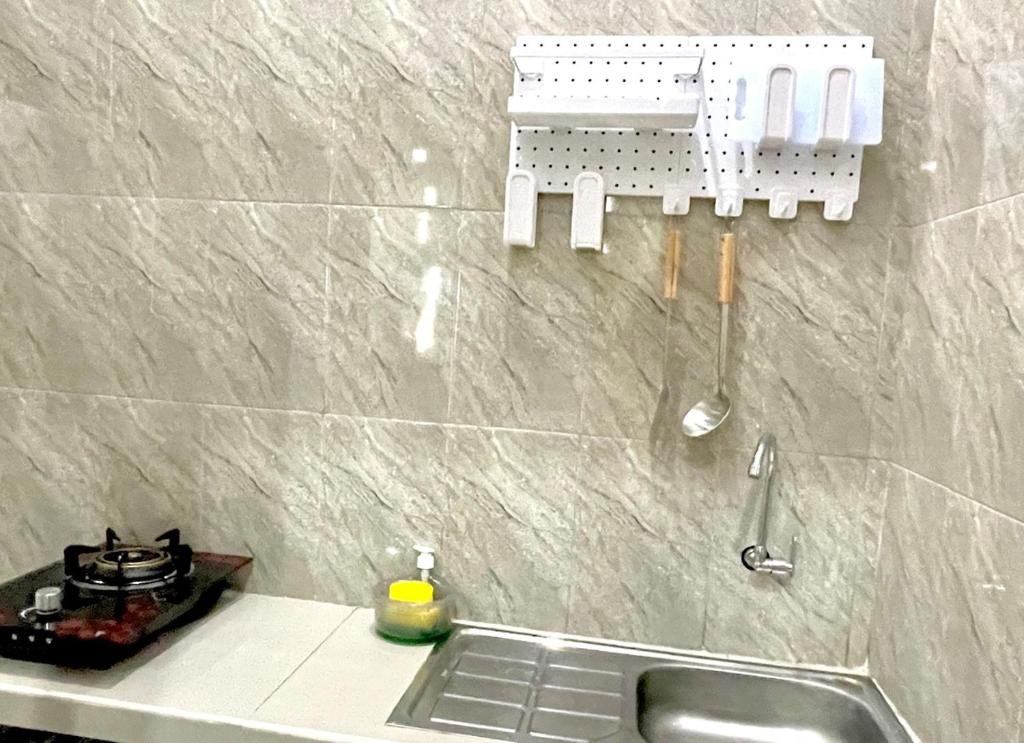 una cocina con fregadero y encimera en 1BR The Shangka House Nusa Dua, en Nusa Dua