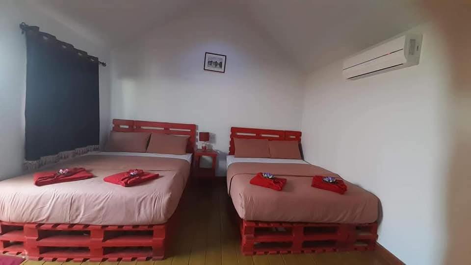 Postel nebo postele na pokoji v ubytování พลอยฟ้ารีสอร์ทเขาเต่า Ployfarresortkhaotao