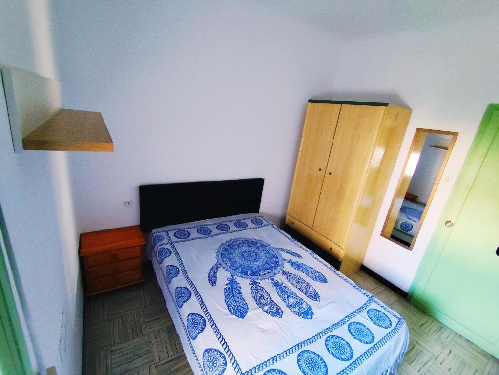 Katil atau katil-katil dalam bilik di Habitacion Cama grande piso compartido 150x190 smart TV wifi baño compartido