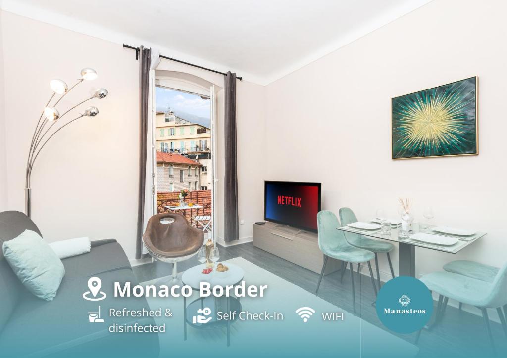 un salon avec une table et une télévision dans l'établissement 2mn Monaco - Charmant deux pièces - CV, à Beausoleil