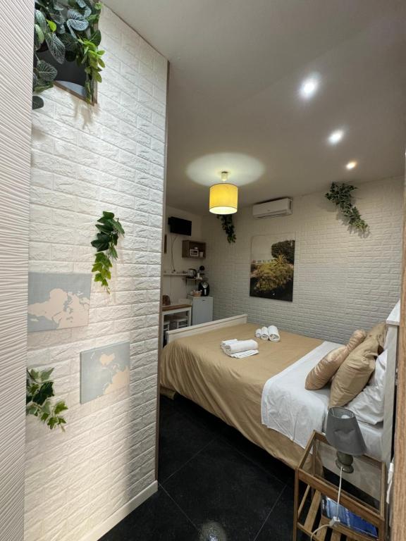 a bedroom with a bed in a room at Casa andré in Siracusa