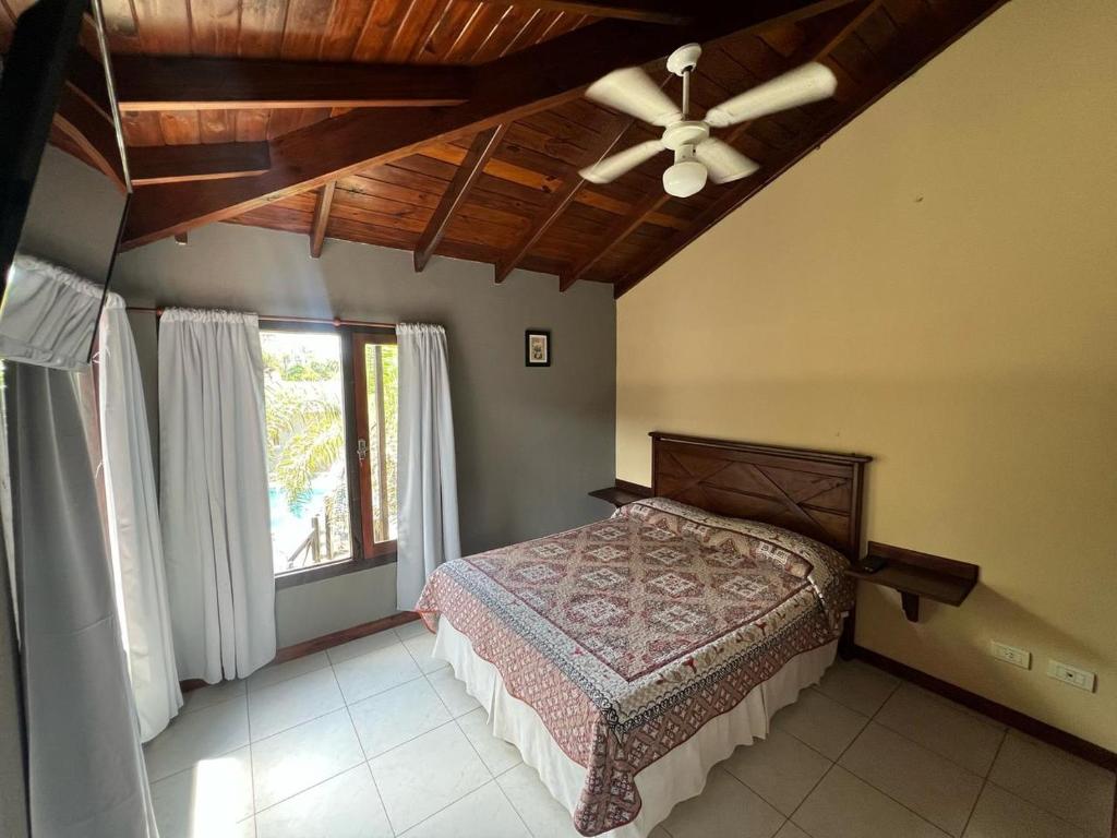a bedroom with a bed and a ceiling fan at Complejo un Mundo Aparte in Mar de Ajó