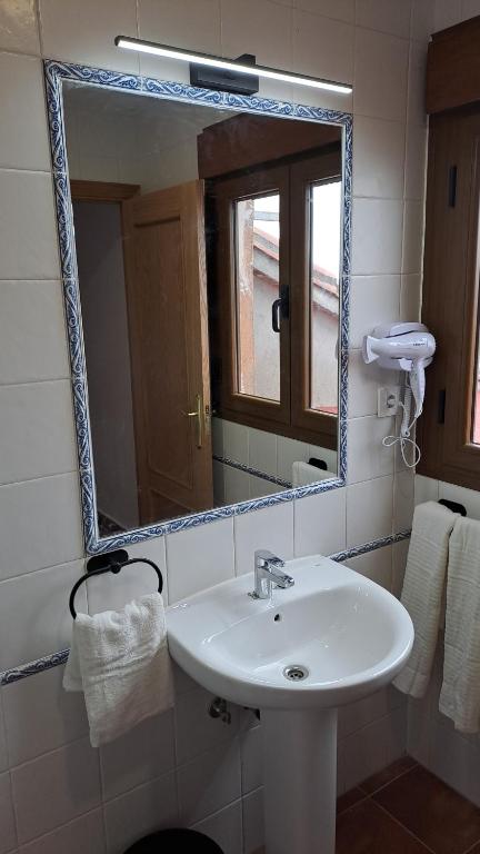 Hostal LA SIERRA - Double Room With Private Bathroom