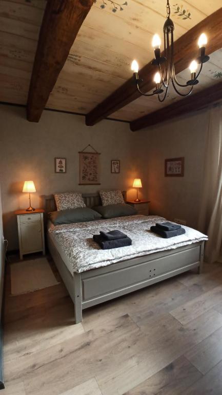 una camera con un grande letto con due lampade di Domus Nö58 a Litomyšl