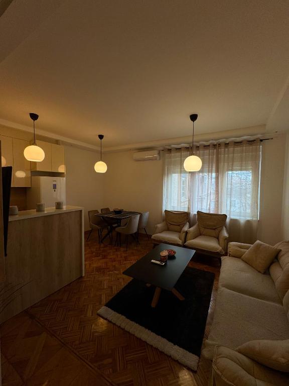 ein Wohnzimmer mit Sofa und Tisch in der Unterkunft Lex apartment in Belgrad