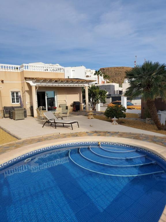Gallery image of Chalet Athos, Ferienwohnung mit Pool,Dachterasse, Meer und Bergblick in San Juan de los Terreros in Pulpí