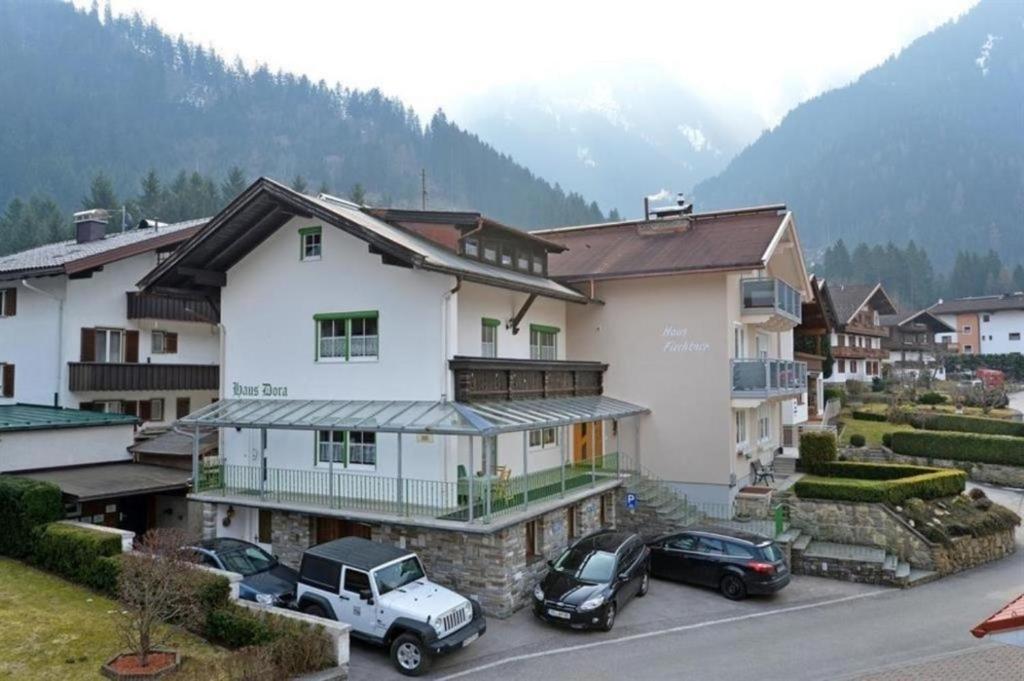 un groupe de voitures garées devant un bâtiment dans l'établissement Haus Dora Apartment 4 Panoramablick, à Mayrhofen