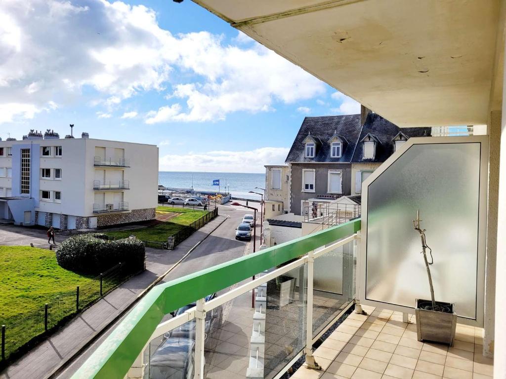 Elle comprend un balcon offrant une vue sur la rue et l'océan. dans l'établissement Appartement 2 chambres avec balcon, à 100m de la plage - FR-1-675-14, à Wimereux