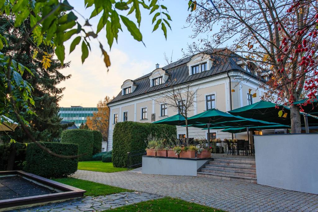 Vonkajšia záhrada v ubytovaní Hotel Villa Nečas Žilina