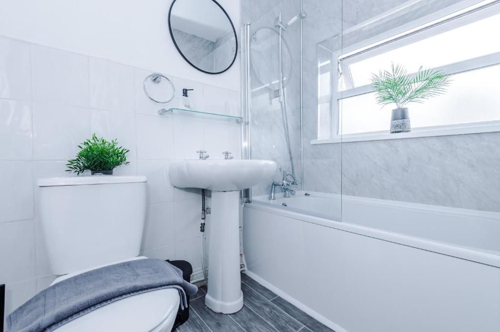 a bathroom with a toilet and a sink and a mirror at Cool Spot - Etihad - Coop Live in Manchester