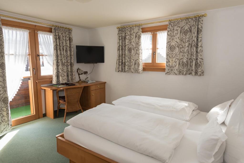 Postel nebo postele na pokoji v ubytování Hotel Alpenblick
