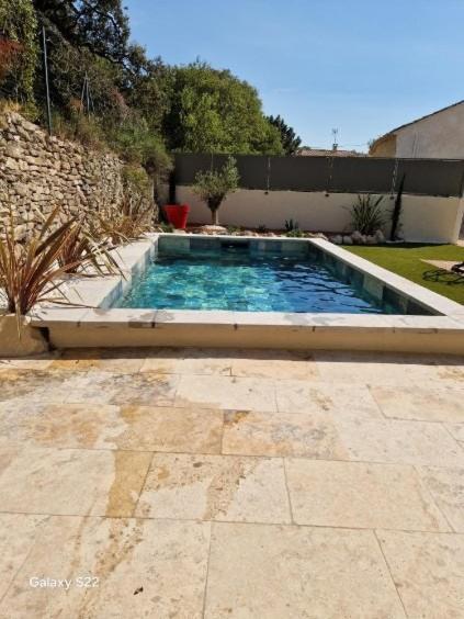 - une petite piscine dans une cour dans l'établissement La l Isloise, à LʼIsle-sur-la-Sorgue