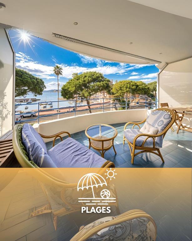 une chambre avec un balcon avec un lit et une table dans l'établissement FRGK Rochelongue Vue Mer Panoramique, Terrasse & Plage Privée, à Cannes