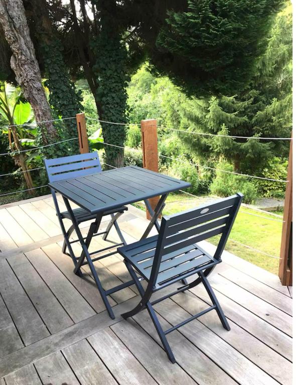 une table de pique-nique et un banc sur une terrasse dans l'établissement Studio cosy indépendant Centre ville-Quartier facultés, à Nantes