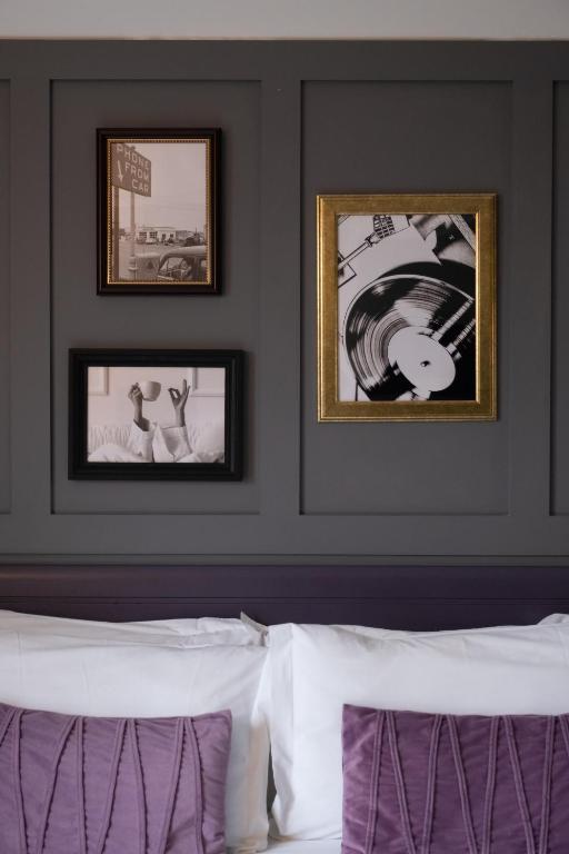 Postel nebo postele na pokoji v ubytování Kilkenny House Boutique Hotel
