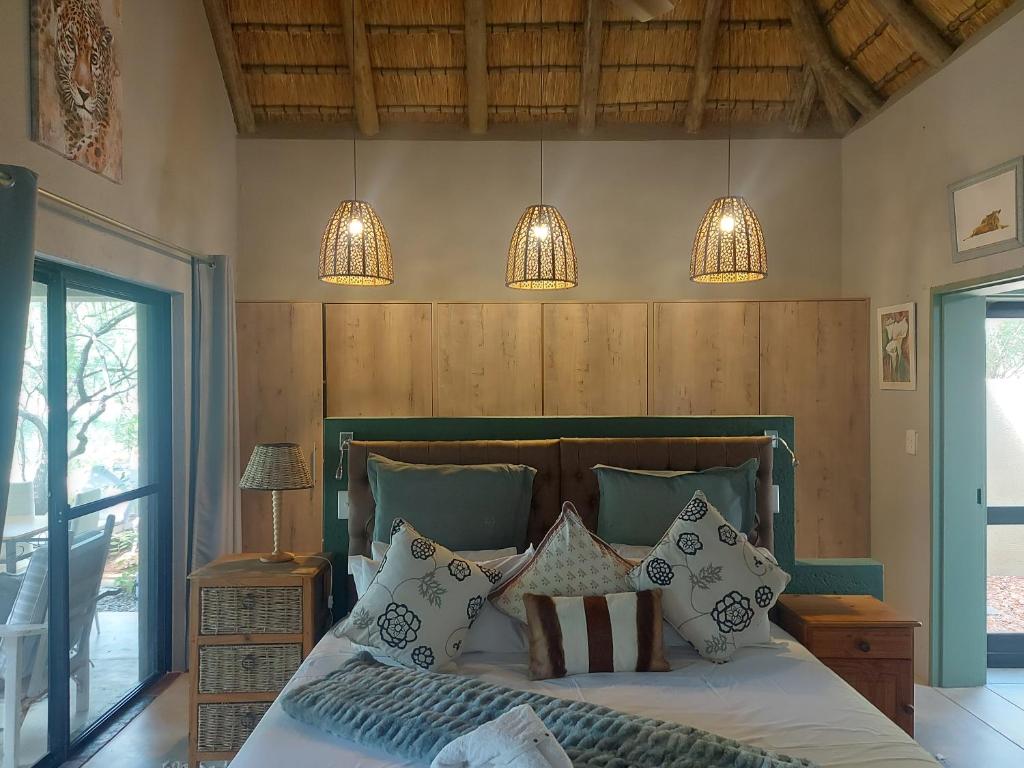 Una cama o camas en una habitación de Call of the Wild Lodge