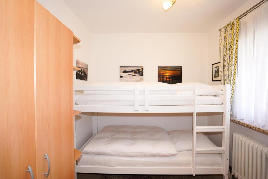Postel nebo postele na pokoji v ubytování Haus Deichgraf Whg 2
