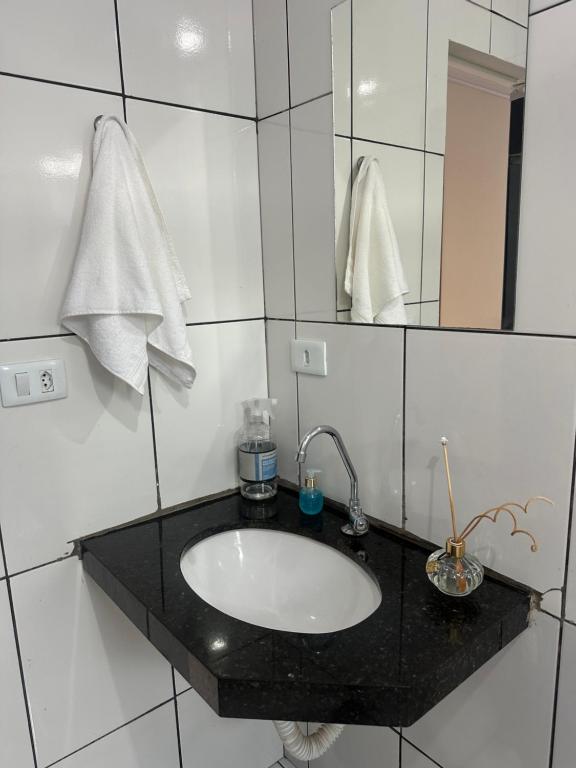 Koupelna v ubytování Casa com dois quartos e piscina em mineiros
