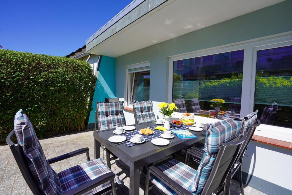 ein Tisch und Stühle auf einer Terrasse in der Unterkunft Haus Marienfeld Bungalow "Marcel" in Grömitz