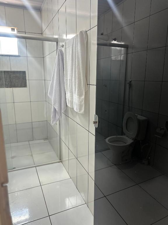 Koupelna v ubytování Casa com dois quartos e piscina em mineiros