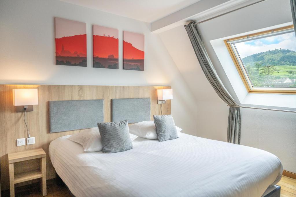 Postel nebo postele na pokoji v ubytování Hotel Colmar Vignes Eguisheim