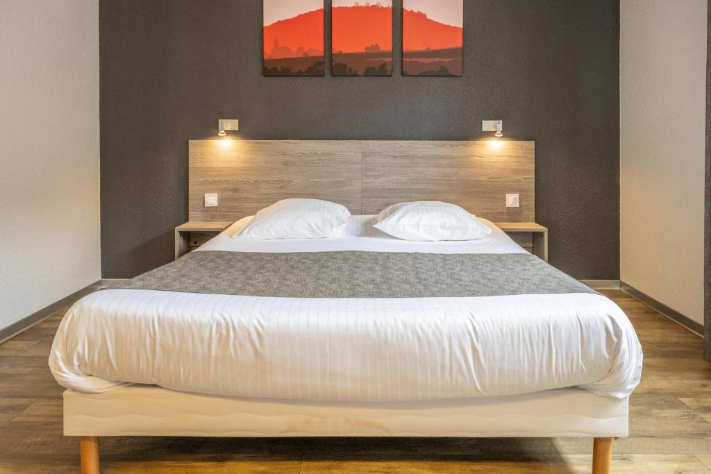 Postel nebo postele na pokoji v ubytování Hotel Colmar Vignes Eguisheim
