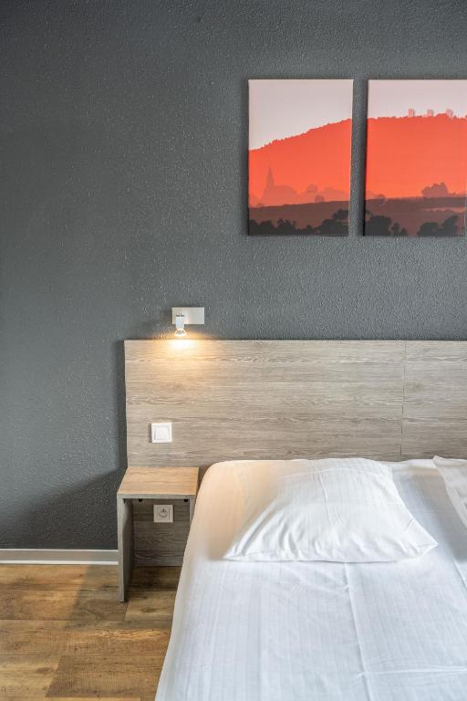 Postel nebo postele na pokoji v ubytování Hotel Colmar Vignes Eguisheim