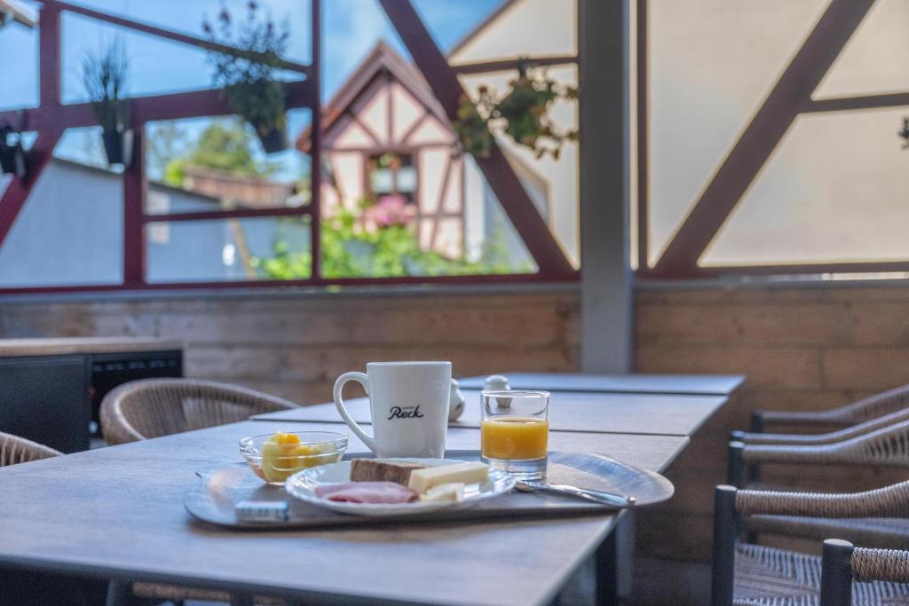 Možnosti snídaně pro hosty v ubytování Hotel Colmar Vignes Eguisheim