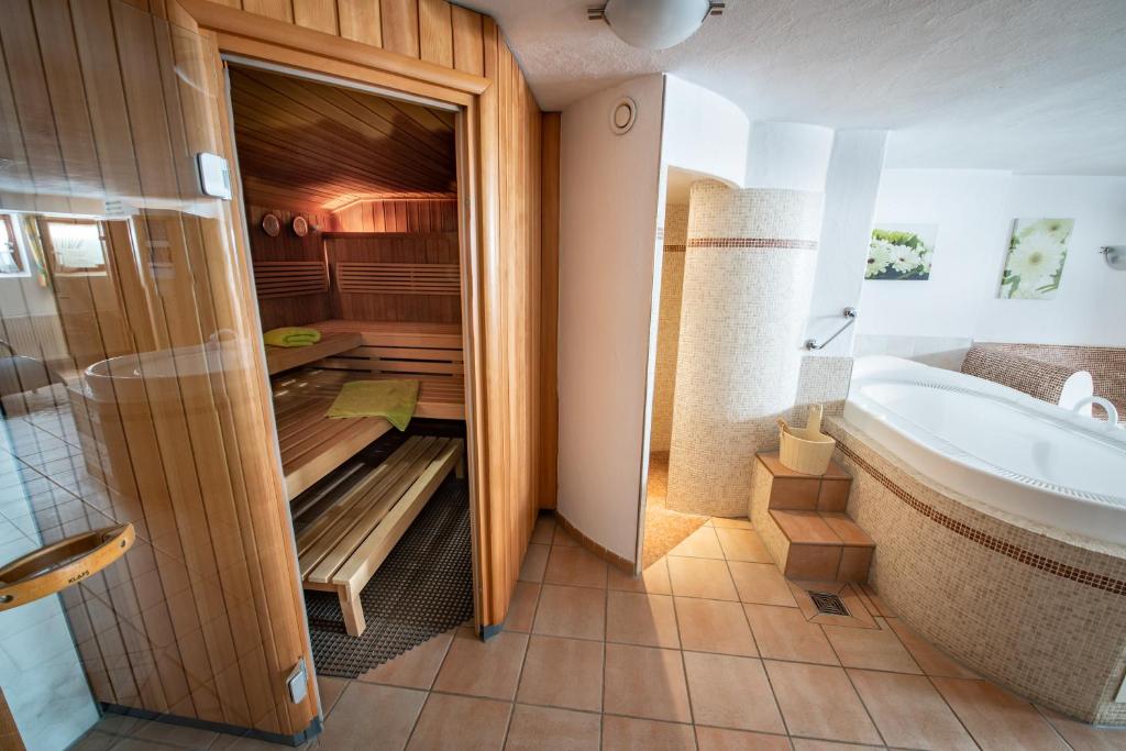 Postel nebo postele na pokoji v ubytování Hotel Alpenblick