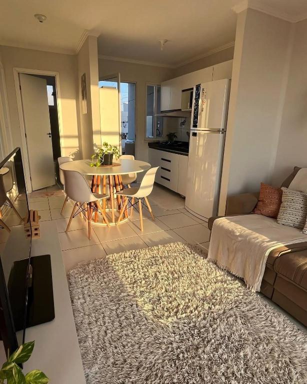 Una sala de estar con un sofá y una mesa con sillas. en The Oasis Retreat, en Kathu