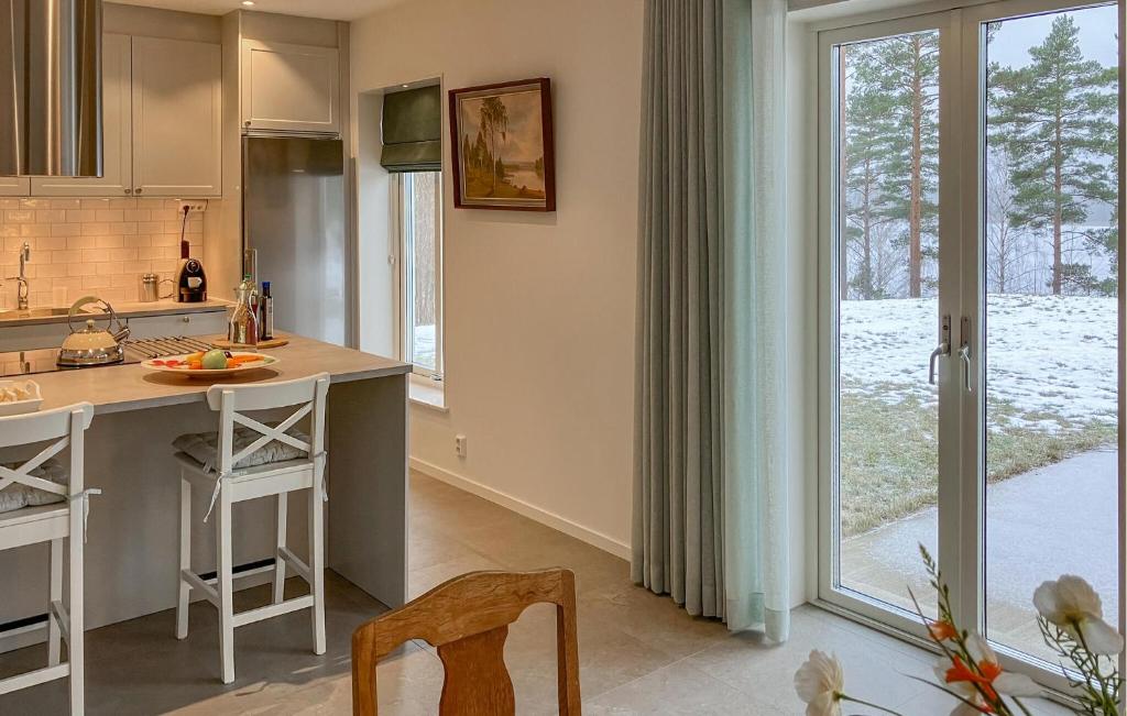 Köök või kööginurk majutusasutuses Nice Home In Västervik With Lake View