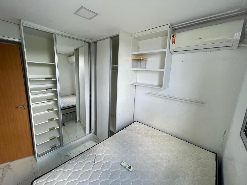 een kleine kamer met een lege kamer met een kast bij Villa Natal, cond villa das palmeiras in Jaboatao dos Guararapes