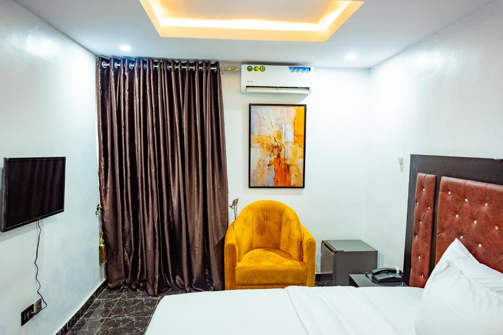 TV a/nebo společenská místnost v ubytování Radiant Hotel & Suites