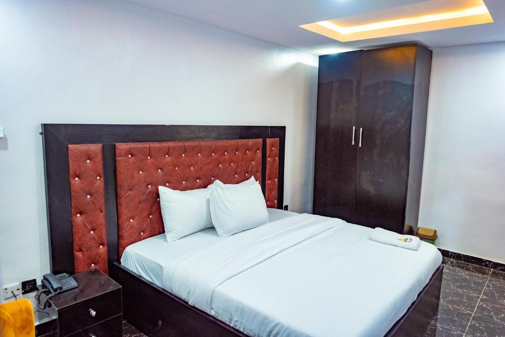 Postel nebo postele na pokoji v ubytování Radiant Hotel & Suites